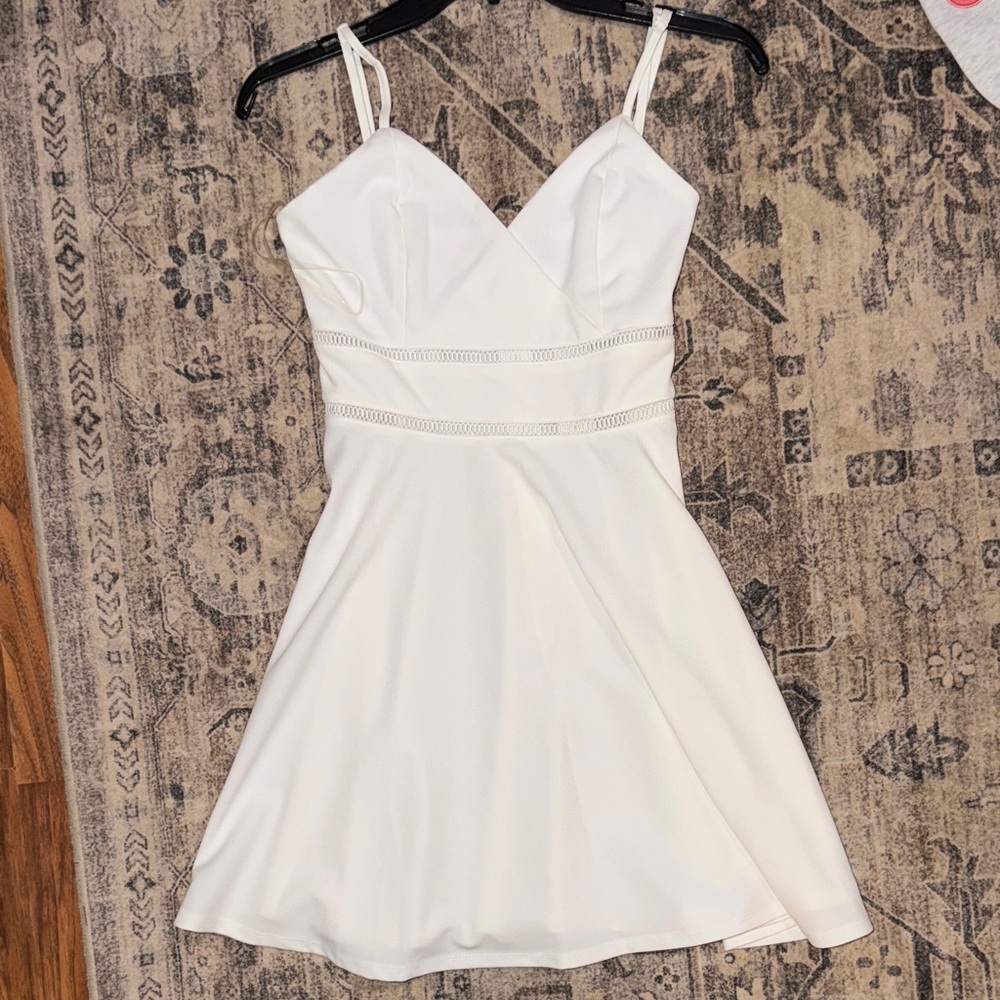 Elegant White Sleeveless Dress